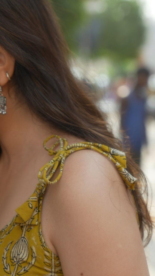 VANYA – KNOTTED HAND BLOCK CORSET TOP